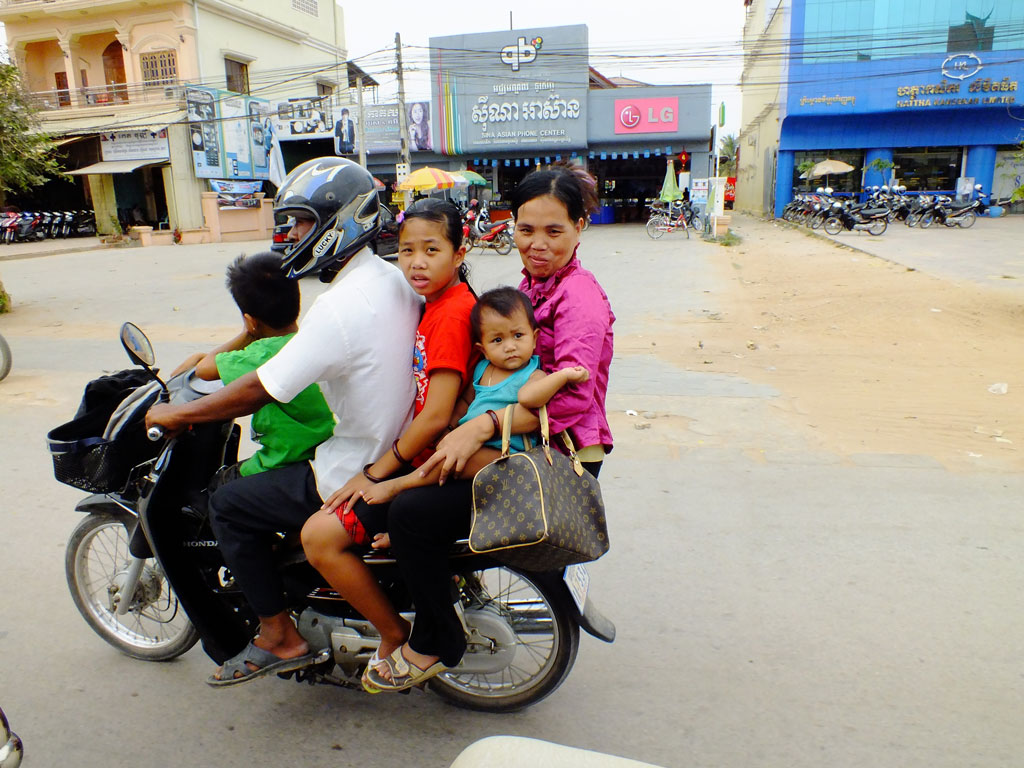 Siem Reap, Kambodża, rodzina na skuterze